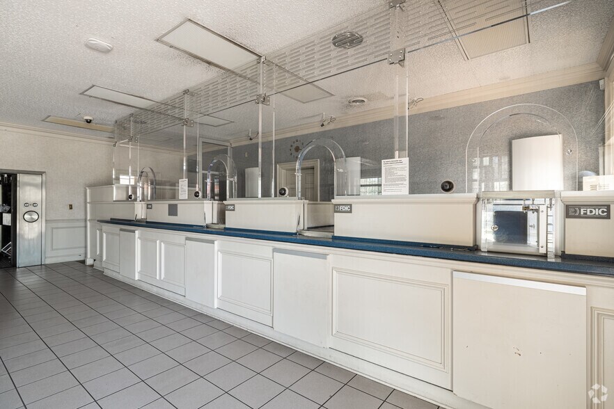 More Photos Of 2505 Abercorn St, Savannah Bank For Lease