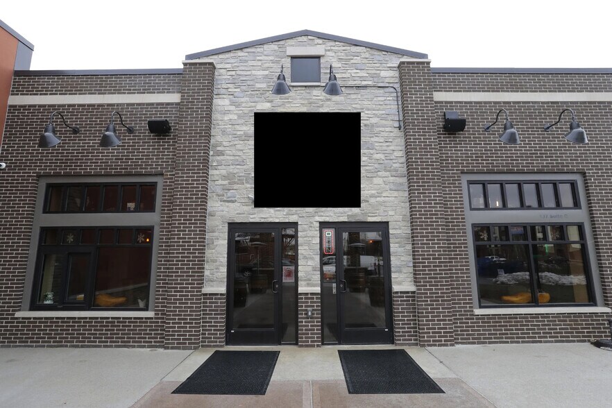 More Photos Of 133-137 W Main St, Little Chute Storefront For Lease