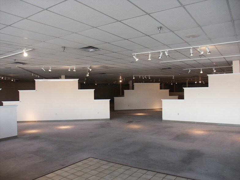 More Photos Of 3515-3559 W Northern Ave, Phoenix General Retail For Lease