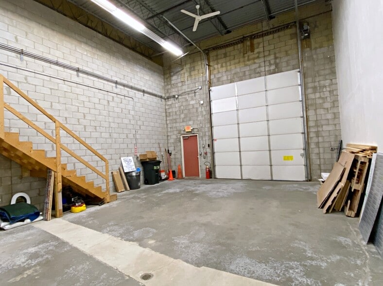 More Photos Of 2 Draper St, Woburn Warehouse For Lease