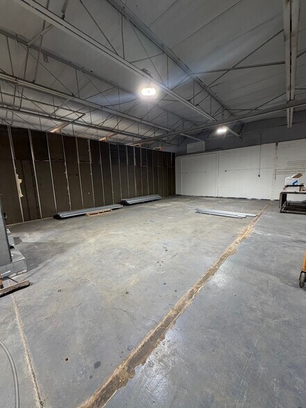 More Photos Of 8915-8925 Northend Ave, Ferndale Warehouse For Lease