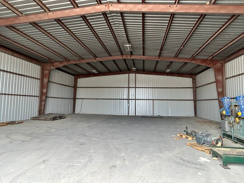 More Photos Of 351 Scottys Way, Bowling Green Service For Lease