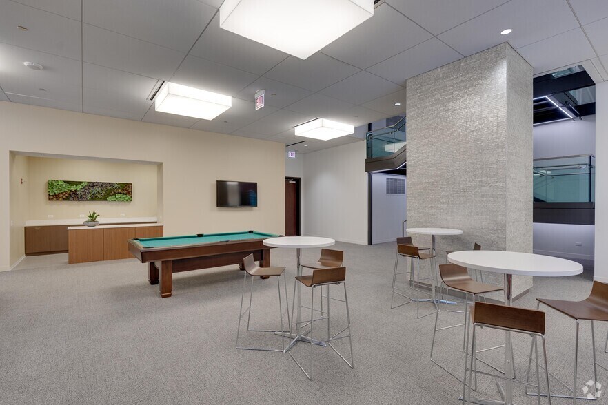 More Photos Of 311 S Wacker Dr, Chicago Office For Lease