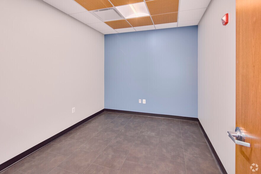 More Photos Of 22365 Broderick Dr, Sterling Medical For Lease