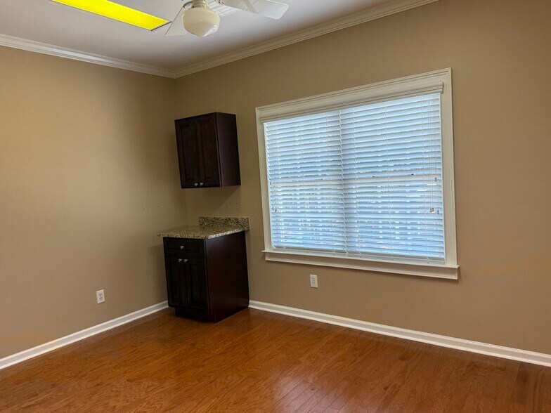 More Photos Of 4595 Towne Lake Pky, Woodstock Medical For Lease