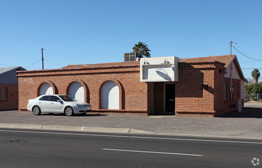 More Photos Of 711 N Swan Rd, Tucson Office For Sale