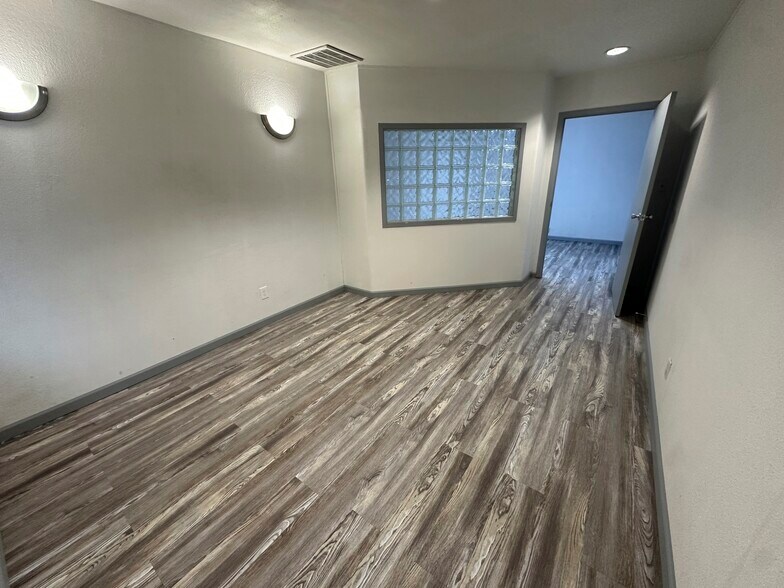 More Photos Of 8700 SW Barbur Ct, Portland Office For Lease