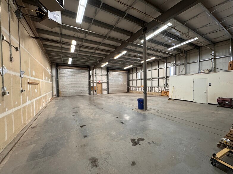 More Photos Of 7352 Greenridge Rd, Windsor Warehouse For Lease