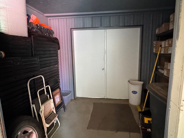 More Photos Of 706 N Perry St, Palestine General Retail For Sale