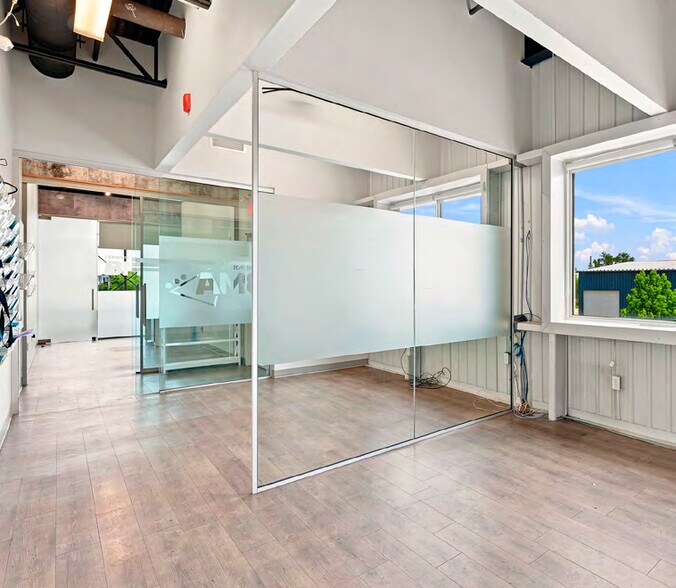 More Photos Of 218 Rue Robinson, Saint-eustache Flex For Lease