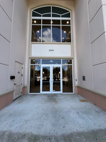 More Photos Of 2925 Pga Blvd, Palm Beach Gardens Office For Lease