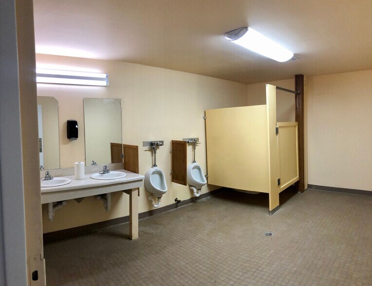 More Photos Of 4617 Sutherland Rd, Owensboro Light Distribution For Lease