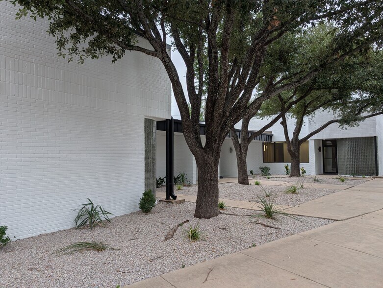 More Photos Of 1315 Sam Bass Cir, Round Rock Office For Lease