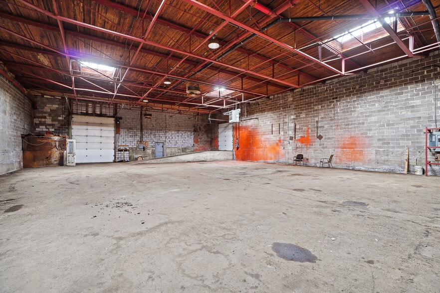 More Photos Of 290 Rue Quinlan, Montréal Service For Sale