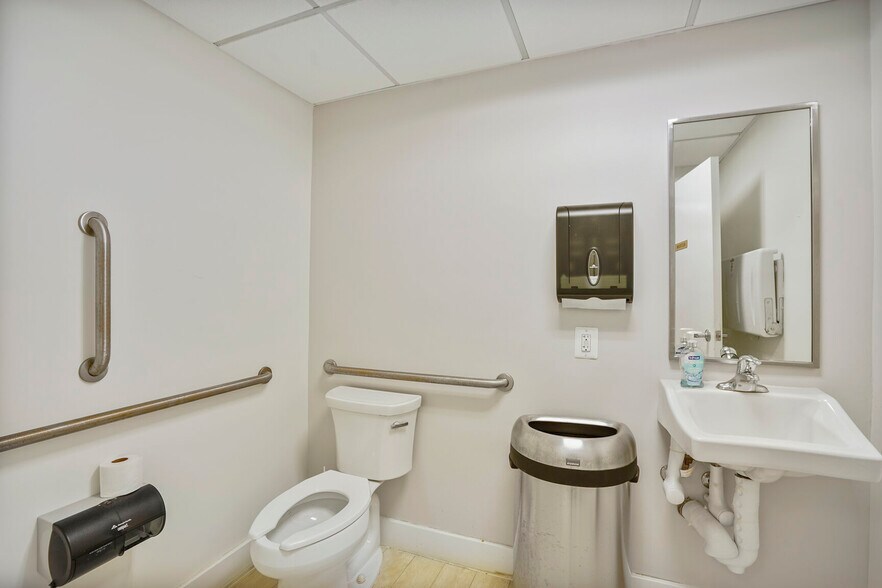 More Photos Of 3 Washington Cir NW, Washington Office For Sale