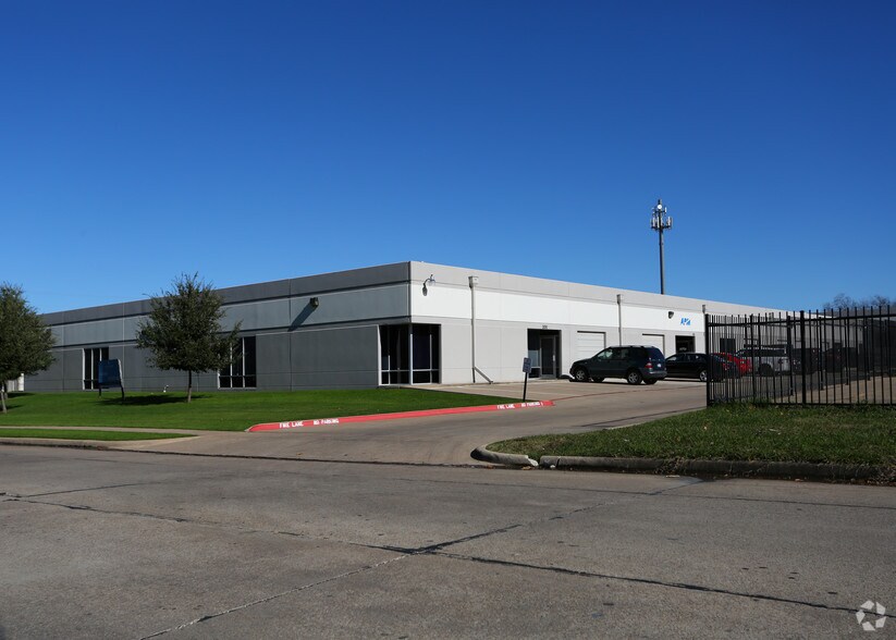 More Photos Of 4205 Stadium Dr, Fort Worth Light Distribution For Lease