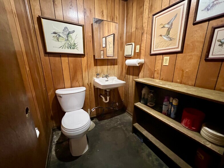 More Photos Of 402 Bermuda st, Quitman Flex For Sale