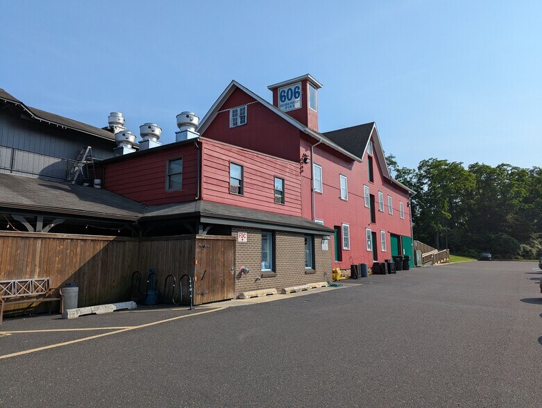 More Photos Of 606 2nd St, Southampton Storefront Retail Office For Lease