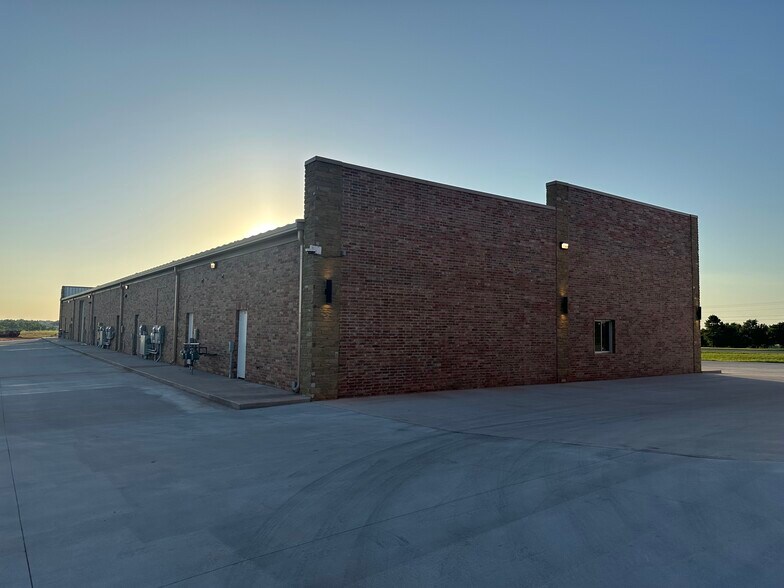 More Photos Of 2946 NW 32nd St, Newcastle Storefront Retail Office For Lease