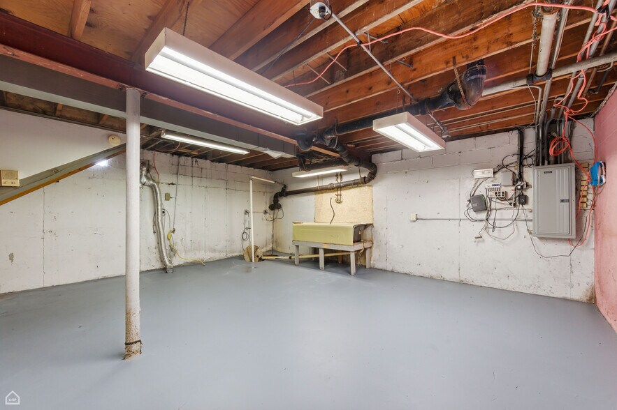 More Photos Of 8507 S Roberts Rd, Justice Veterinarian Kennel For Sale