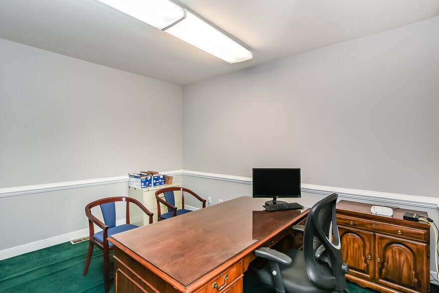 More Photos Of 1900 E Parham Rd, Henrico Office For Sale