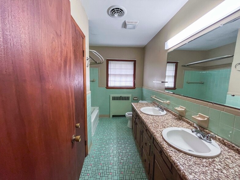 More Photos Of 1001 E Lynchburg Salem Tpke, Bedford Office For Sale