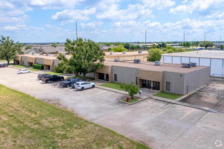 More Photos Of 800 W Rock Creek Rd, Norman Office For Lease