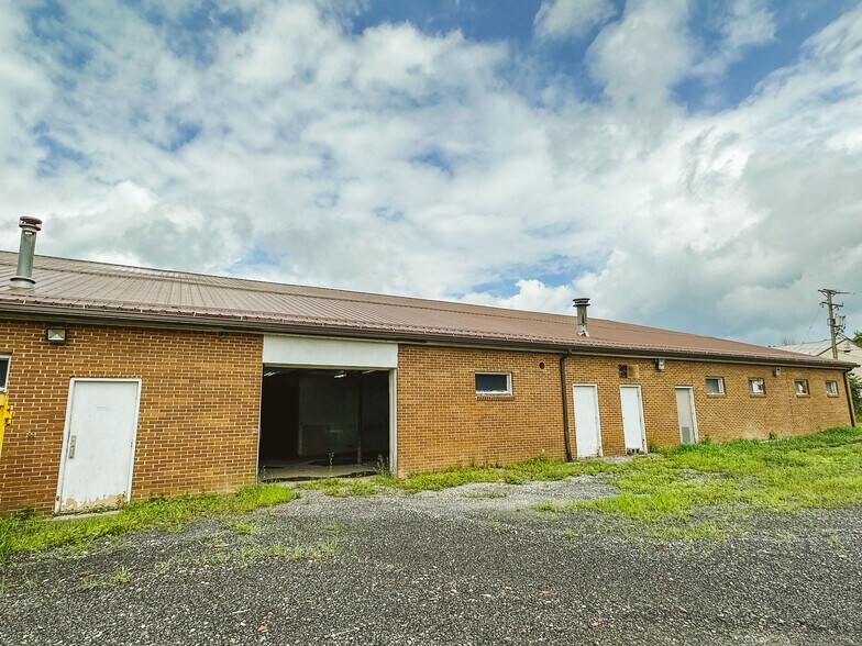 More Photos Of 338 Pound Ln, Duncansville Light Distribution For Lease