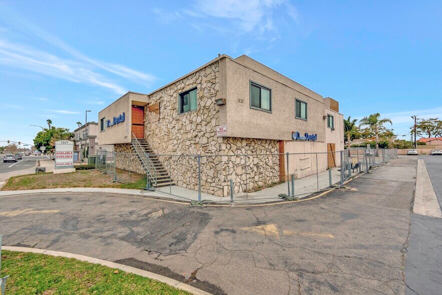 More Photos Of 1227 W 17th St, Santa Ana Medical For Sale