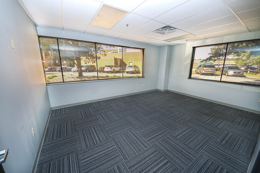 More Photos Of 825 Northgate Blvd, New Albany Office For Lease