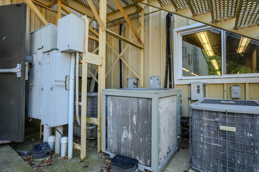 More Photos Of 35 Research Pky, Old Saybrook Light Manufacturing For Sale