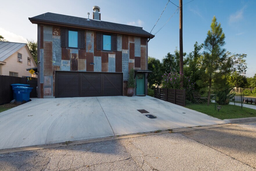 More Photos Of 504 Tivy St, Kerrville Flex For Sale