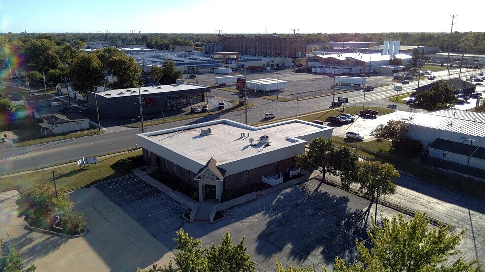 More Photos Of 435 E North St, Bradley Bank For Lease