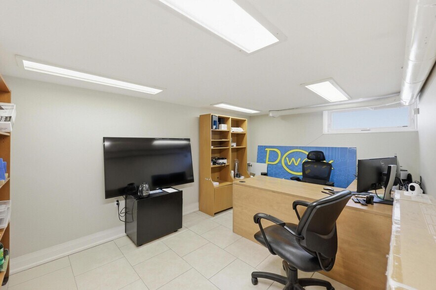 More Photos Of 60 King St W, Hamilton Office For Sale