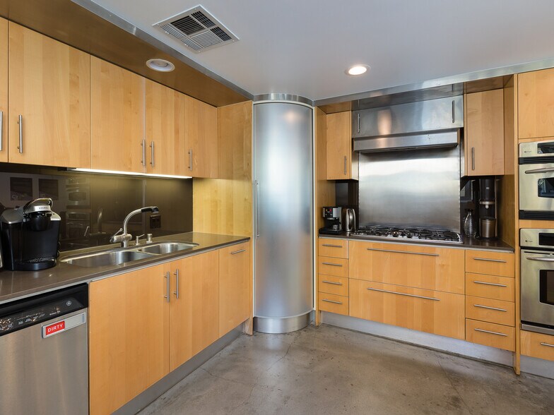 More Photos Of 2100 Abbot Kinney Blvd, Venice Office For Lease