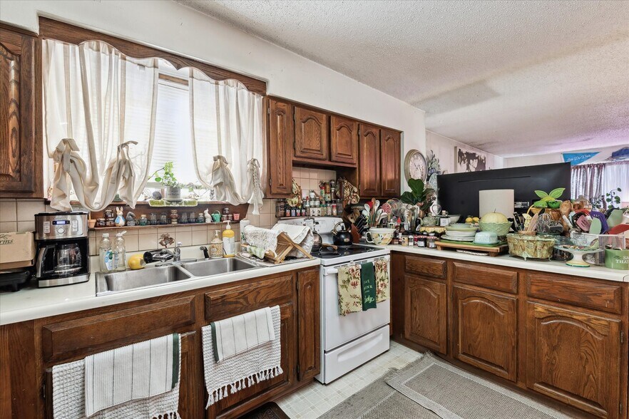 More Photos Of 4615 S Santa Fe Dr, Englewood Service For Sale