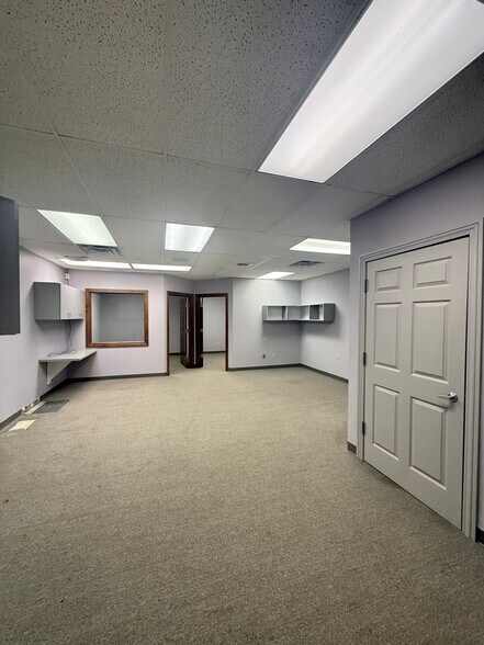 More Photos Of 1620 Country Club Rd, Valparaiso Freestanding For Lease