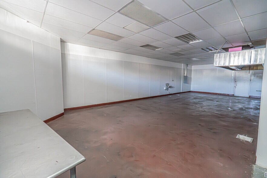 More Photos Of 1901 S Alameda St, Los Angeles General Retail For Sale