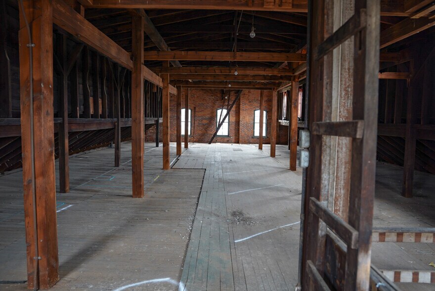 More Photos Of 160 N Main St, Mansfield Warehouse For Lease