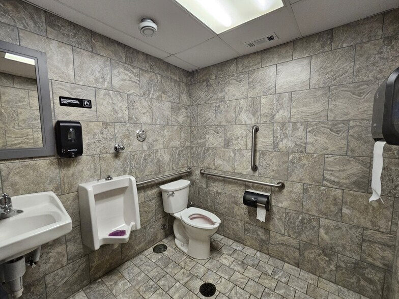 More Photos Of 1902 N Merrill Ave, Glendive Showroom For Sale