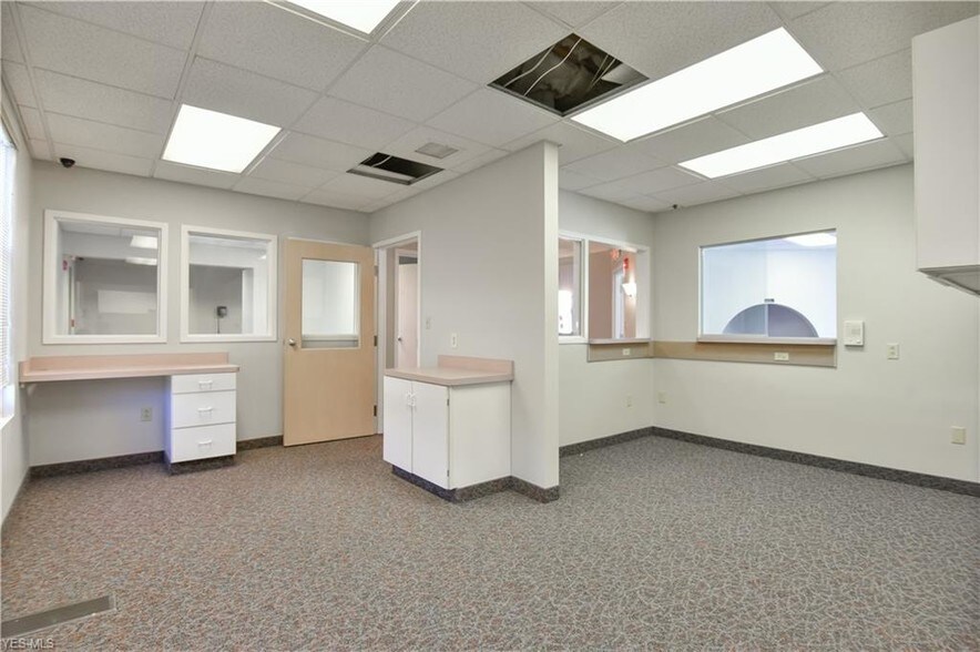 More Photos Of 8790 E Market St, Warren Medical For Sale