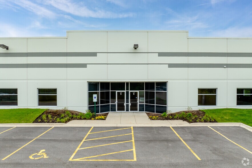 More Photos Of 1390 Gateway Dr, Elgin Manufacturing For Lease
