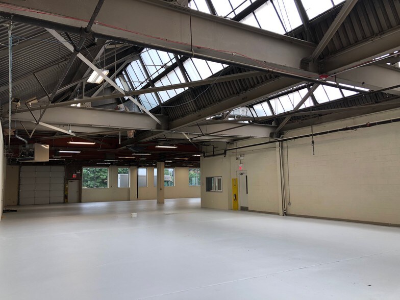 More Photos Of 2740 W Washington Blvd, Bellwood Manufacturing For Lease