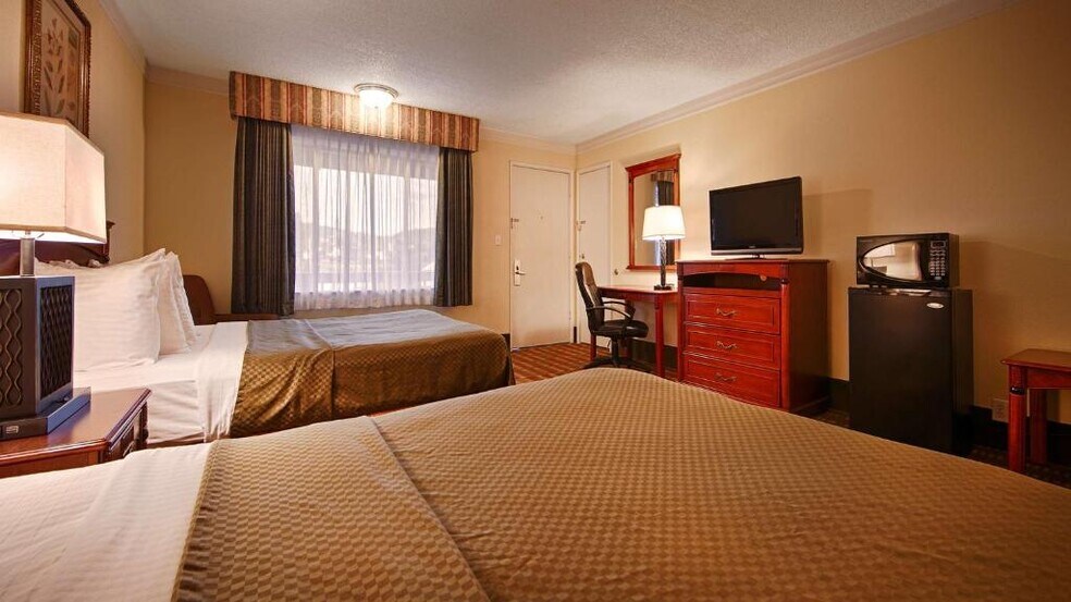 More Photos Of 760 NW Garden Valley Blvd, Roseburg Hotel For Sale