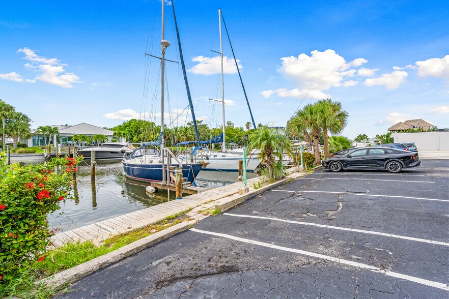 More Photos Of 23 Royal Palm Pointe, Vero Beach Restaurant For Sale