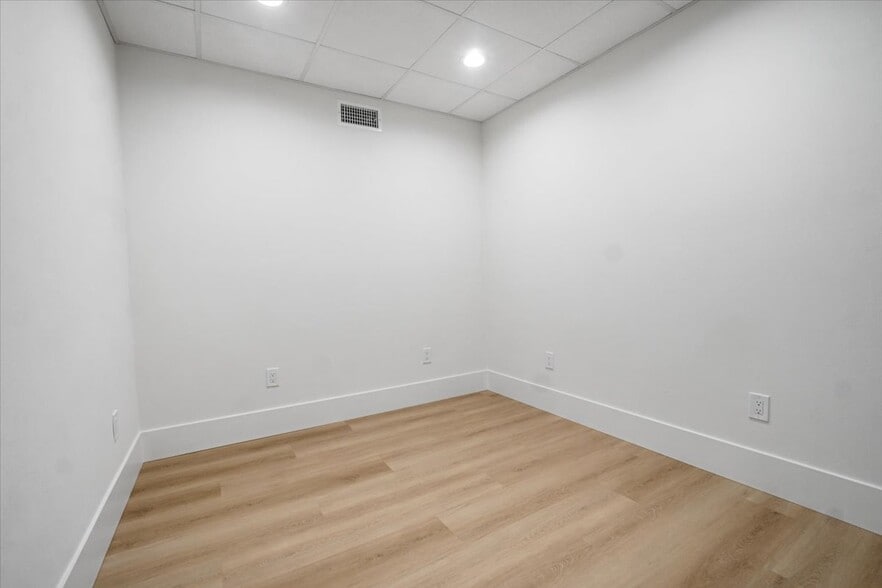 More Photos Of 1240 N Jefferson St, Anaheim Warehouse For Sale