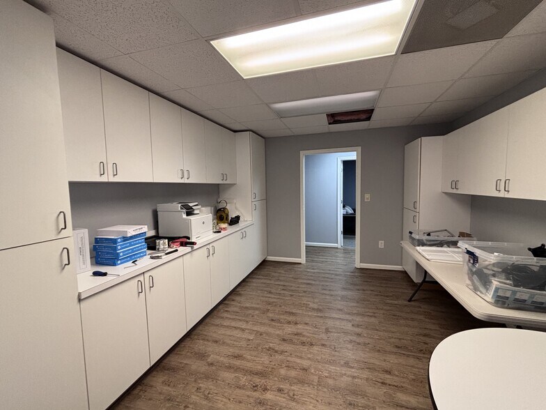 More Photos Of 8270 Industrial Pl, Alpharetta Distribution For Lease