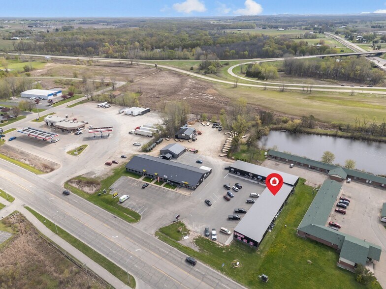 More Photos Of 1186 N Shawano St, New London General Retail For Lease