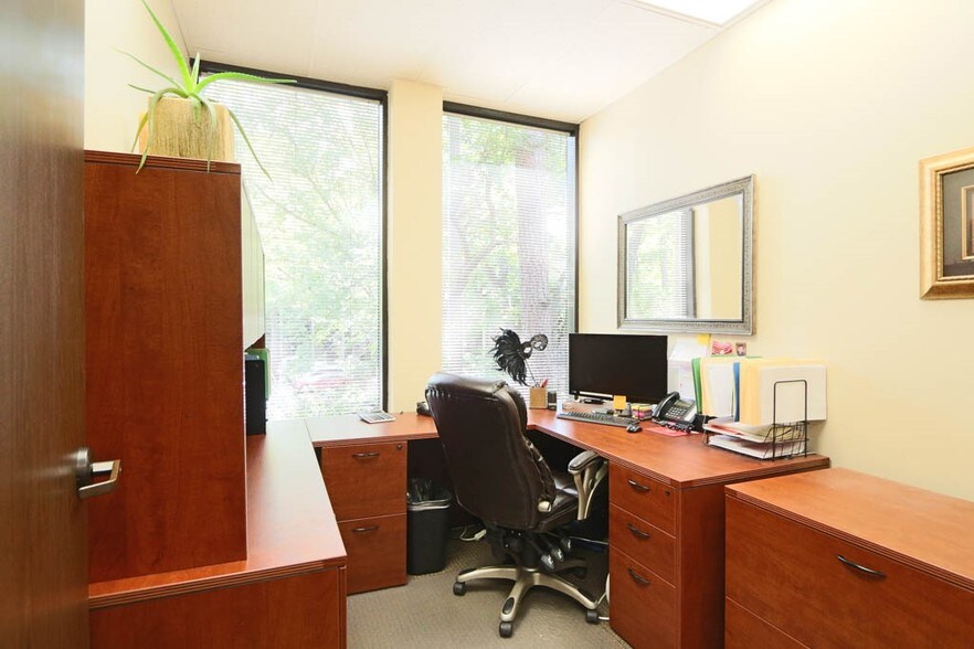 More Photos Of 2020 N Loop Fwy W, Houston Office For Lease