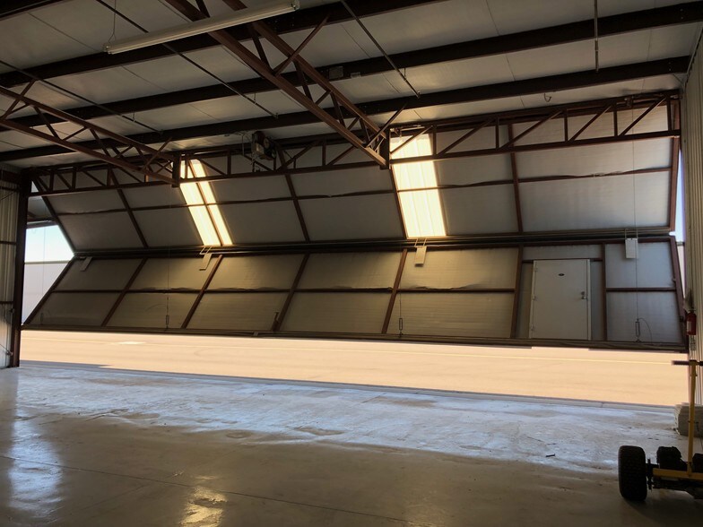 More Photos Of 6891 N Glen Harbor Blvd, Glendale Airplane Hangar For Sale